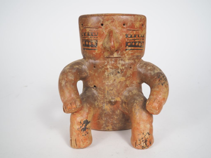 Statuette colombienne de cacique assis dans le style de la culture Qui