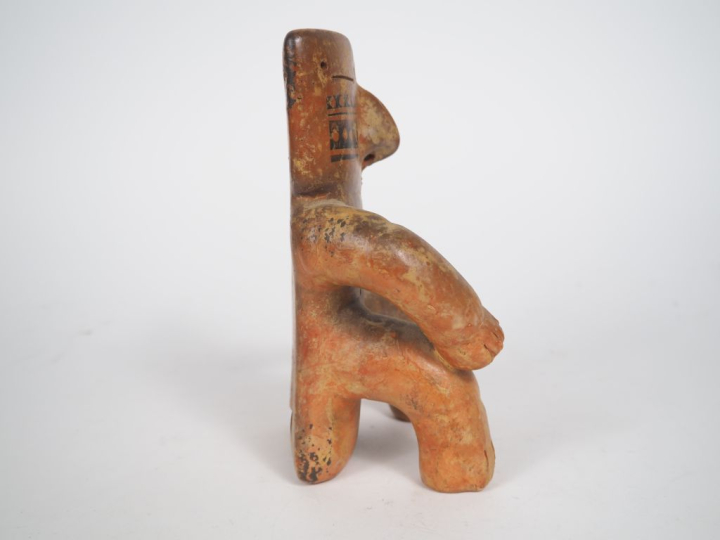 Statuette colombienne de cacique assis dans le style de la culture Qui