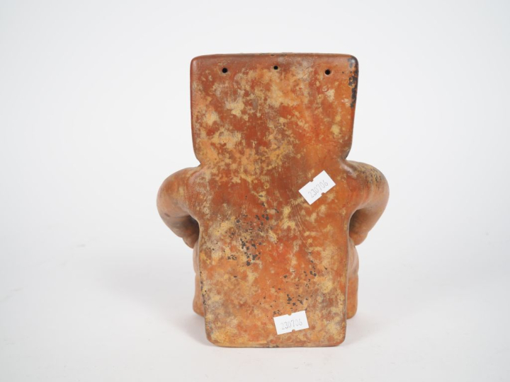 Statuette colombienne de cacique assis dans le style de la culture Qui