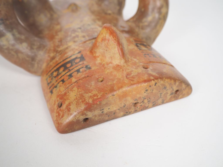 Statuette colombienne de cacique assis dans le style de la culture Qui