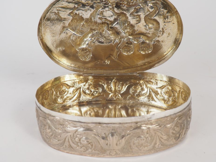 Boite couverte 1900 en argent étranger à décor d'amours jouant avec un