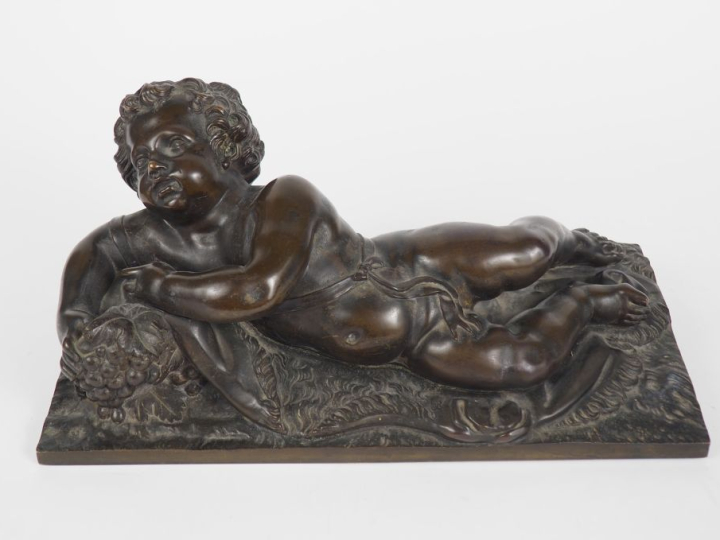 Ecole française XIXème.  "Amour vendangeur allongé".  Sculpture en bro