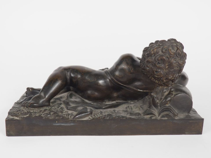 Ecole française XIXème.  "Amour vendangeur allongé".  Sculpture en bro