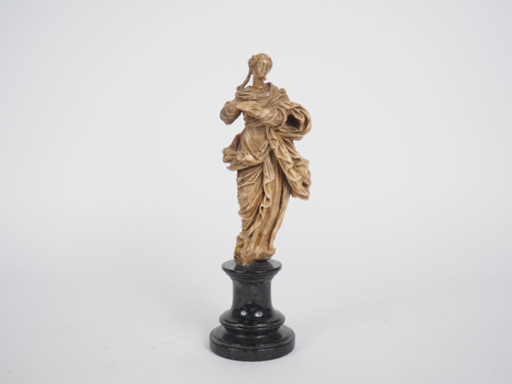 Ecole Francaise XVIIème. "Sainte femme". Sculpture en albatre. H. 25 c