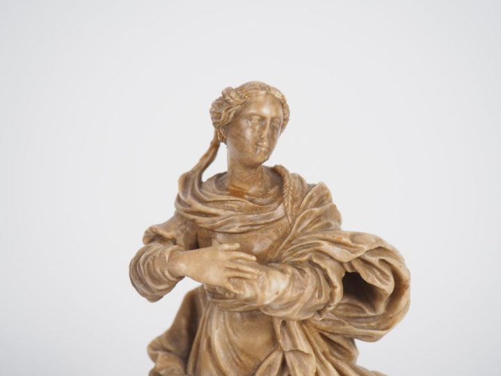 Ecole Francaise XVIIème. "Sainte femme". Sculpture en albatre. H. 25 c