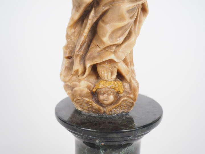 Ecole Francaise XVIIème. "Sainte femme". Sculpture en albatre. H. 25 c