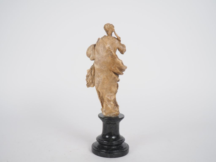 Ecole Francaise XVIIème. "Sainte femme". Sculpture en albatre. H. 25 c