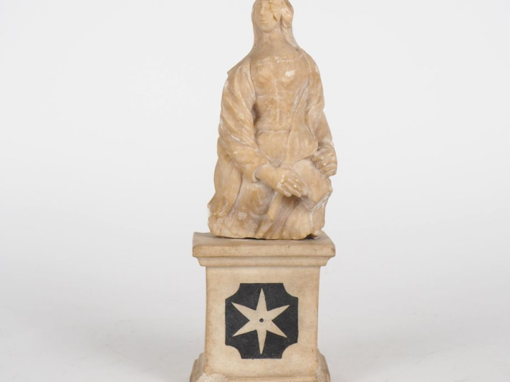 Sculpture en albâtre XVIIème.  "sainte femme au livre".  H. 19,5 cm.  