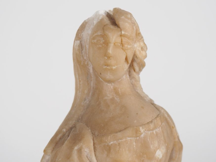 Sculpture en albâtre XVIIème.  "sainte femme au livre".  H. 19,5 cm.  