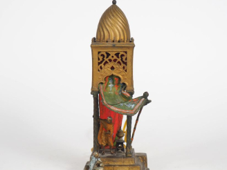 Vente aux enchères Veilleuse en bronze de Vienne polychrome figurant deux turques sous un