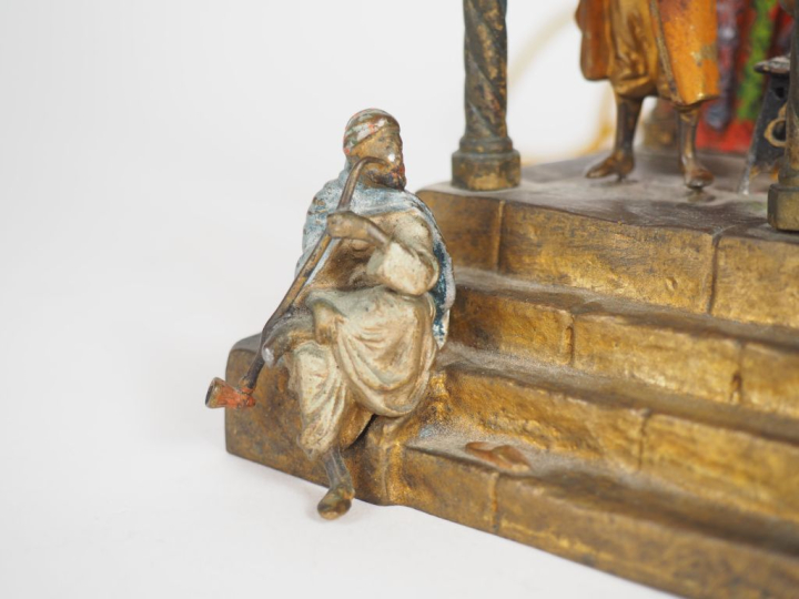 Veilleuse en bronze de Vienne polychrome figurant deux turques sous un