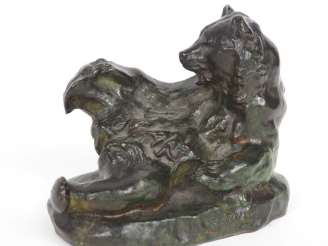 Vente aux enchères BARYE.  "l'ours". Sujet en bronze à patine verte. Signé Dim. 10,5 x 13