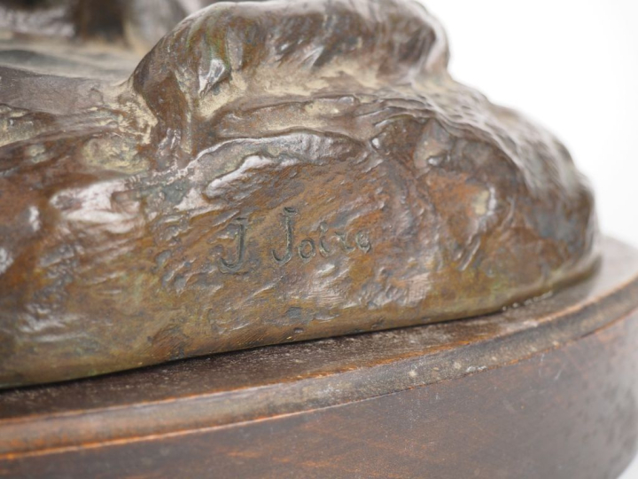 J. JOIRE. "Le chien loup". Sculpture en bronze à patine brune. Cachet 