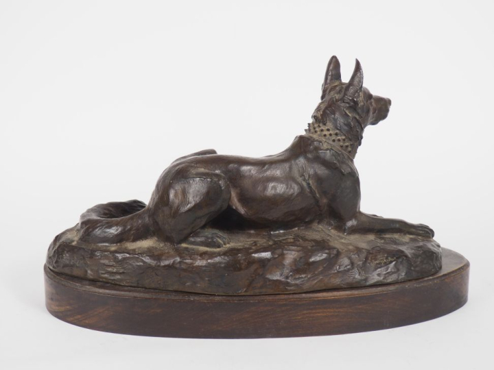 J. JOIRE. "Le chien loup". Sculpture en bronze à patine brune. Cachet 