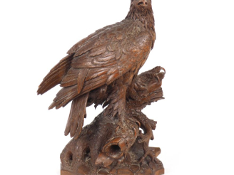 Vente aux enchères Peter BURI.  "l'aigle". Grande sculpture en noyer, yeux de l'oiseau en