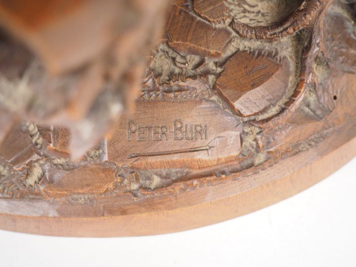 Peter BURI.  "l'aigle". Grande sculpture en noyer, yeux de l'oiseau en