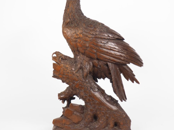 Peter BURI.  "l'aigle". Grande sculpture en noyer, yeux de l'oiseau en
