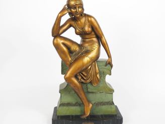 Vente aux enchères CIPRIANI.  "Séduction".  Sculpture Art Déco en plâtre polychrome.  H. 