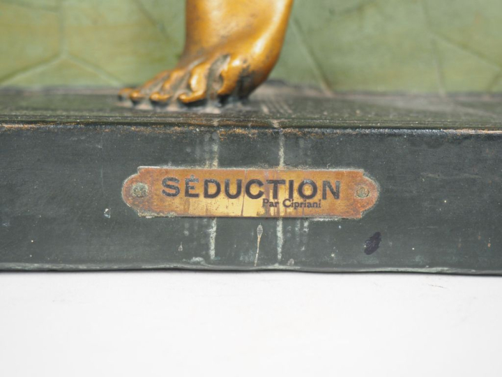 CIPRIANI.  "Séduction".  Sculpture Art Déco en plâtre polychrome.  H. 