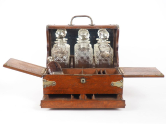 Vente aux enchères Cave à liqueur Napoléon III en cristal et bois naturel. On y joint une