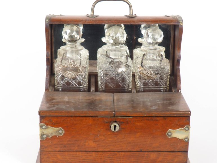 Cave à liqueur Napoléon III en cristal et bois naturel. On y joint une