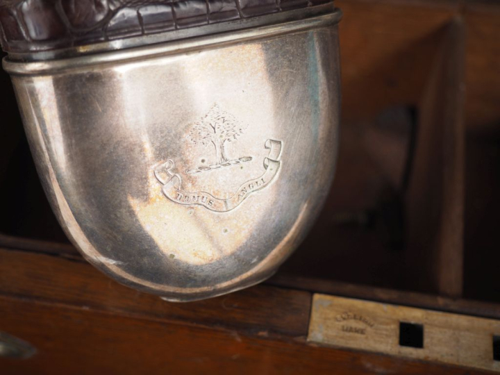 Cave à liqueur Napoléon III en cristal et bois naturel. On y joint une