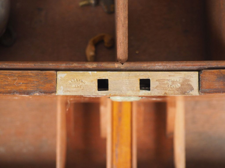 Cave à liqueur Napoléon III en cristal et bois naturel. On y joint une