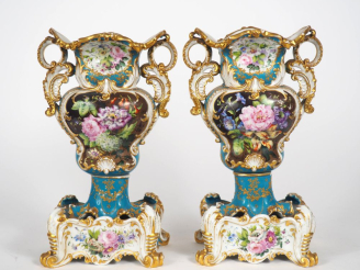 Vente aux enchères Jacob PETIT.  Paire de vases en porcelaine à décor de fleurs polychrom