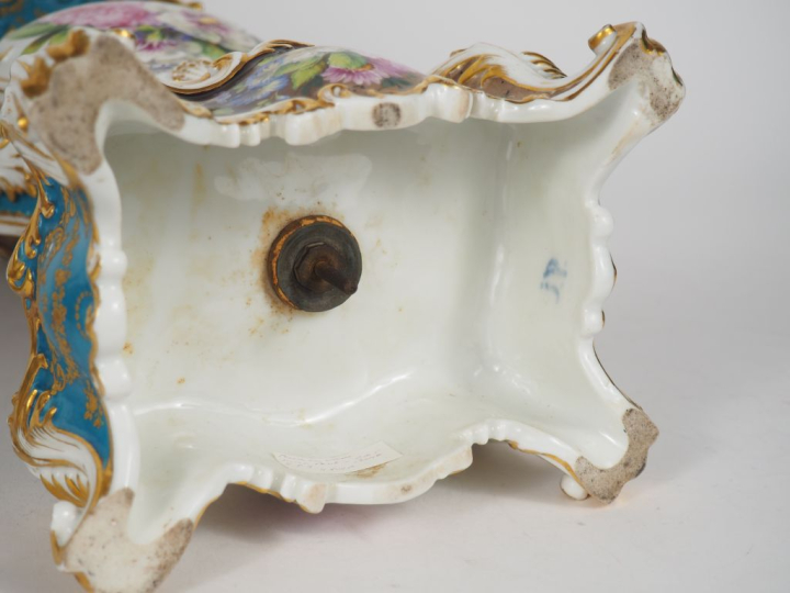 Jacob PETIT.  Paire de vases en porcelaine à décor de fleurs polychrom