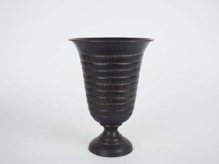 Vase Médicis en tôle à patine brune décor de motifs géométriques.  H. 