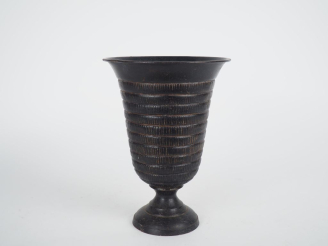 Vente aux enchères Vase Médicis en tôle à patine brune décor de motifs géométriques.  H. 