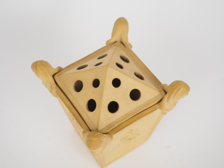 Brûle-parfum de style néo-classique en biscuit à décor de femmes de la