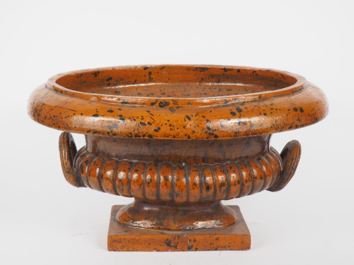 Jardinière en terre cuite vernissée à décor de godrons. Dim. 31 x 56 x