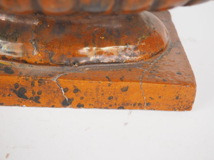 Jardinière en terre cuite vernissée à décor de godrons. Dim. 31 x 56 x