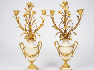 Vente aux enchères Eugène HAZART à Paris. Paire de candélabres de style Louis XVI en marb