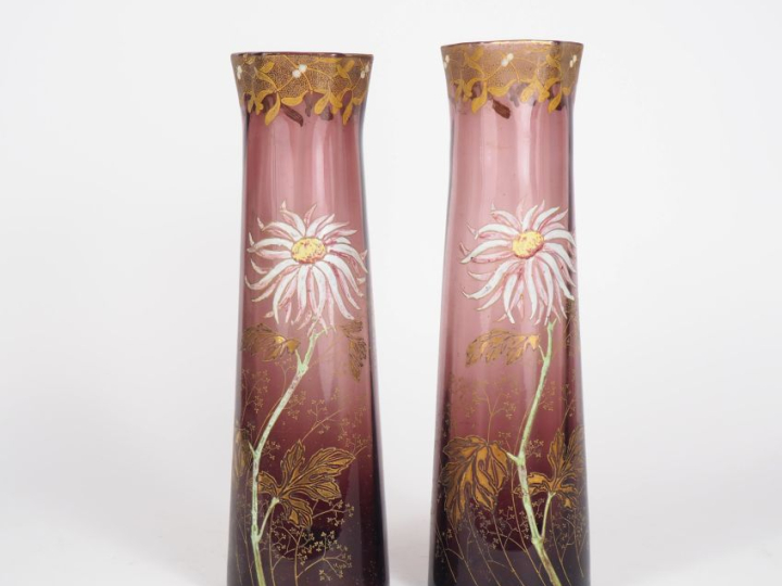Paire de vases Napoléon III en verre mauve émaillé polychrome à décor 
