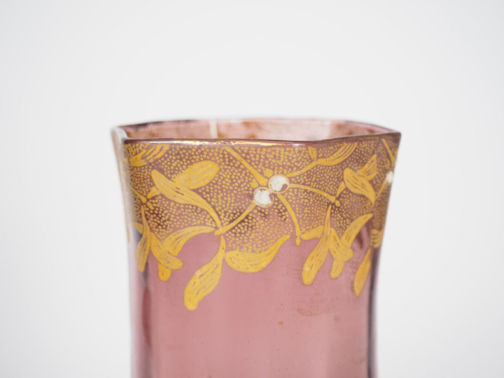 Paire de vases Napoléon III en verre mauve émaillé polychrome à décor 