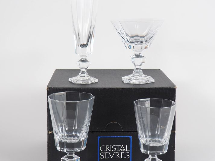 SEVRES.  Service de verres en cristal comprenant : - 12 verres à eau -