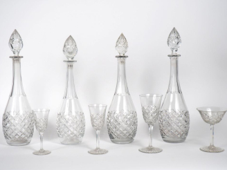 Vente aux enchères BACCARAT.  Service de verres en cristal décor de croisillons comprenan