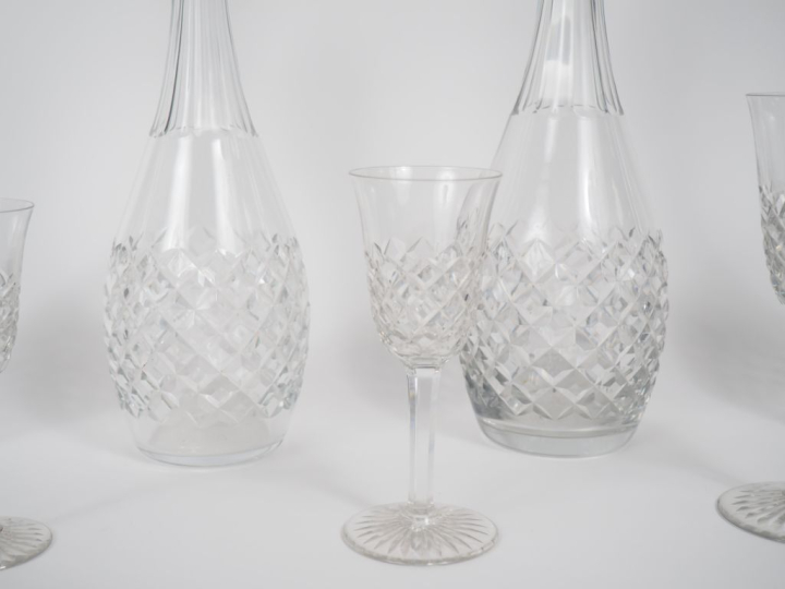 BACCARAT.  Service de verres en cristal décor de croisillons comprenan