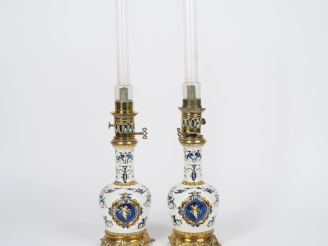 Vente aux enchères Paire de lampes à pétrole 1900 en faience de Gien à décor de style Ren