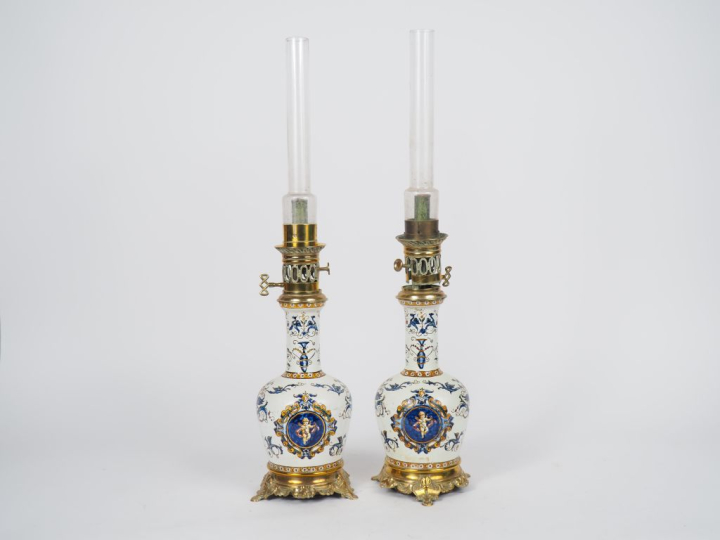 Paire de lampes à pétrole 1900 en faience de Gien à décor de style Ren