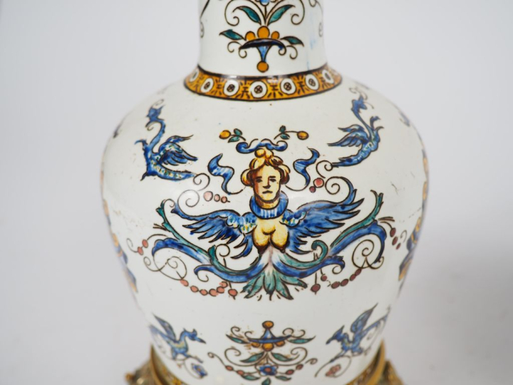 Paire de lampes à pétrole 1900 en faience de Gien à décor de style Ren