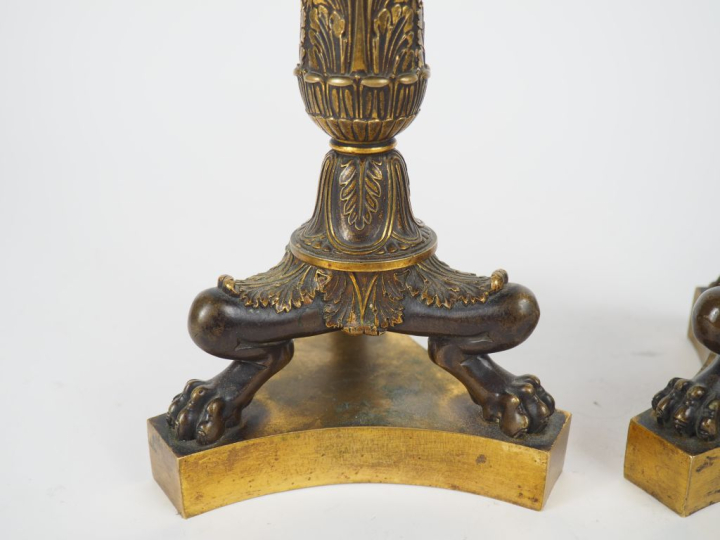 Paire de bougeoirs Restauration en bronze, pieds griffe à décor de god