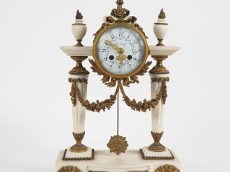 Vente aux enchères Pendule portique de style Louis XVI en marbre blanc et bronze doré à d