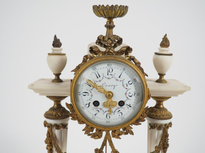 Pendule portique de style Louis XVI en marbre blanc et bronze doré à d