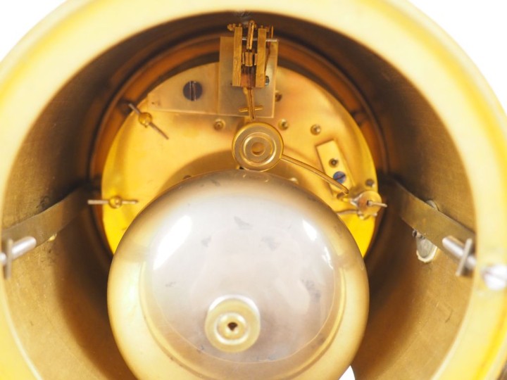 Pendule portique de style Louis XVI en marbre blanc et bronze doré à d