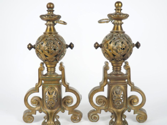 Vente aux enchères Paire de chenets de style Louis XIV en bronze ajouré à décor de consol