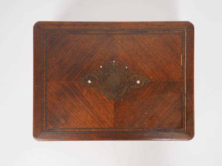 Coffret à jetons Napoléon III en marqueterie. Dim. 33 x 24,5 x 9 cm