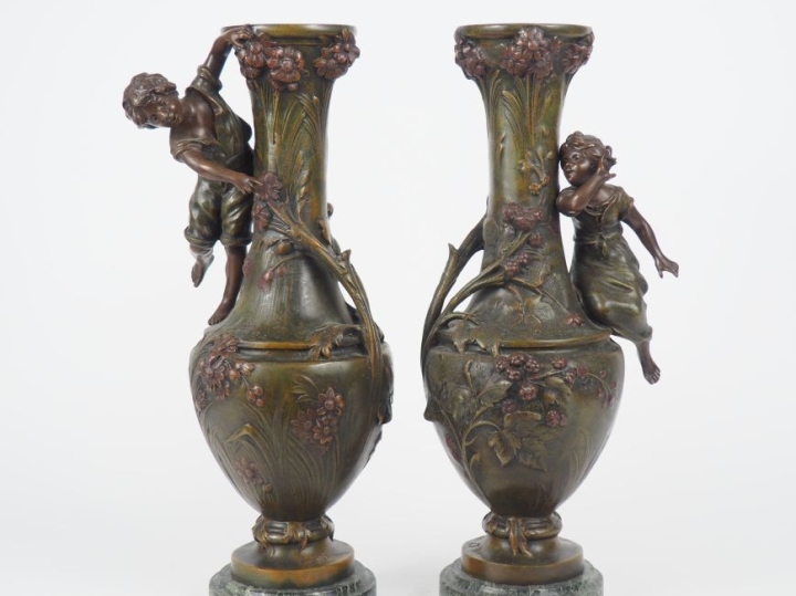 MOREAU.  Paire de vases fin XIXème en régule polychrome à décor en ron